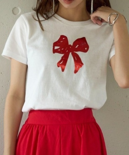 MAISON BREEZE reveur（メゾンブリーズレヴール）の「【MAISON BREEZE reveur】箔プリント コンパクトTシャツ フラワー リボン プリントT（Tシャツ/カットソー・レディース・ブラック/ライトピンク/ブラック系その他2/ホワイト系その他2/ホワイト/レッド/ホワイト系その他3/ネイビー・FREE）」の2枚目の写真