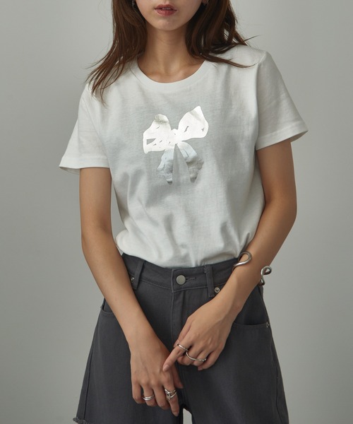 MAISON BREEZE reveur（メゾンブリーズレヴール）の「【MAISON BREEZE reveur】箔プリント コンパクトTシャツ フラワー リボン プリントT（Tシャツ/カットソー・レディース・ブラック/ライトピンク/ブラック系その他2/ホワイト系その他2/ホワイト/レッド/ホワイト系その他3/ネイビー・FREE）」の3枚目の写真