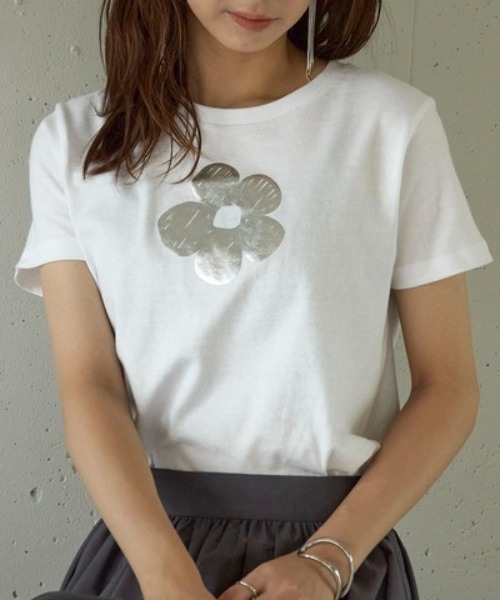 MAISON BREEZE reveur（メゾンブリーズレヴール）の「【MAISON BREEZE reveur】箔プリント コンパクトTシャツ フラワー リボン プリントT（Tシャツ/カットソー・レディース・ブラック/ライトピンク/ブラック系その他2/ホワイト系その他2/ホワイト/レッド/ホワイト系その他3/ネイビー・FREE）」の4枚目の写真