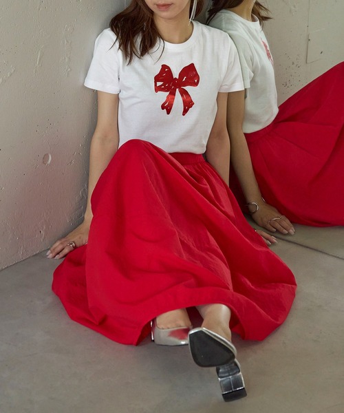 MAISON BREEZE reveur（メゾンブリーズレヴール）の「【MAISON BREEZE reveur】箔プリント コンパクトTシャツ フラワー リボン プリントT（Tシャツ/カットソー・レディース・ブラック/ライトピンク/ブラック系その他2/ホワイト系その他2/ホワイト/レッド/ホワイト系その他3/ネイビー・FREE）」の17枚目の写真