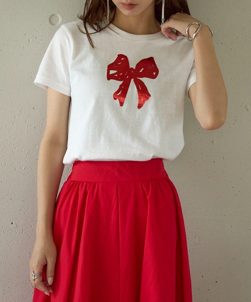 MAISON BREEZE reveur（メゾンブリーズレヴール）の「【MAISON BREEZE reveur】箔プリント コンパクトTシャツ フラワー リボン プリントT（Tシャツ/カットソー・レディース・ブラック/ライトピンク/ブラック系その他2/ホワイト系その他2/ホワイト/レッド/ホワイト系その他3/ネイビー・FREE）」の14枚目の写真