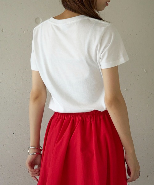 MAISON BREEZE reveur（メゾンブリーズレヴール）の「【MAISON BREEZE reveur】箔プリント コンパクトTシャツ フラワー リボン プリントT（Tシャツ/カットソー・レディース・ブラック/ライトピンク/ブラック系その他2/ホワイト系その他2/ホワイト/レッド/ホワイト系その他3/ネイビー・FREE）」の16枚目の写真