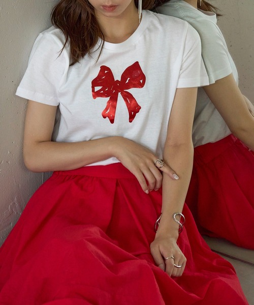 MAISON BREEZE reveur（メゾンブリーズレヴール）の「【MAISON BREEZE reveur】箔プリント コンパクトTシャツ フラワー リボン プリントT（Tシャツ/カットソー・レディース・ブラック/ライトピンク/ブラック系その他2/ホワイト系その他2/ホワイト/レッド/ホワイト系その他3/ネイビー・FREE）」の13枚目の写真