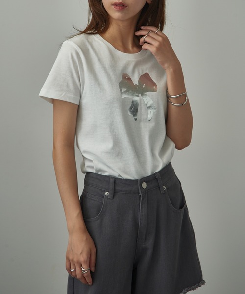 MAISON BREEZE reveur（メゾンブリーズレヴール）の「【MAISON BREEZE reveur】箔プリント コンパクトTシャツ フラワー リボン プリントT（Tシャツ/カットソー・レディース・ブラック/ライトピンク/ブラック系その他2/ホワイト系その他2/ホワイト/レッド/ホワイト系その他3/ネイビー・FREE）」の21枚目の写真