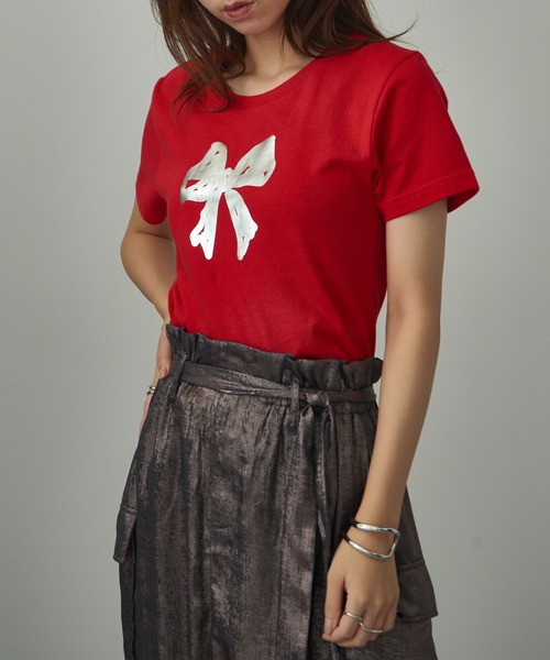 MAISON BREEZE reveur（メゾンブリーズレヴール）の「【MAISON BREEZE reveur】箔プリント コンパクトTシャツ フラワー リボン プリントT（Tシャツ/カットソー・レディース・ブラック/ライトピンク/ブラック系その他2/ホワイト系その他2/ホワイト/レッド/ホワイト系その他3/ネイビー・FREE）」の9枚目の写真