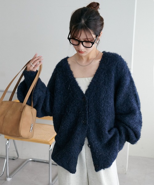 DISCOAT(ディスコート)の「【WEB限定】MIXブークレシャギー配色Vネックカーディガン(カーディガン/ボレロ・レディース・ブルー/ライトベージュ/チャコールグレー/マスタード/グレー/ピンク/グレイッシュベージュ/アイボリー/グレー系その他/ブラウン/グレー系その他4/ゴールド/ネイビー/ダークブルー/ブルー系その他・MEDIUM)」の2枚目の写真