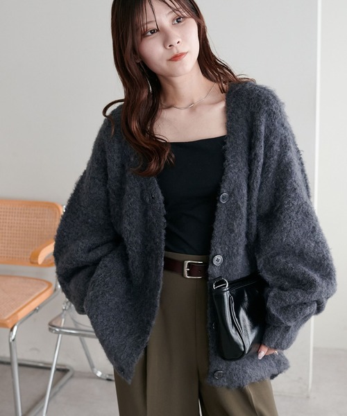 DISCOAT(ディスコート)の「【WEB限定】MIXブークレシャギー配色Vネックカーディガン(カーディガン/ボレロ・レディース・ブルー/ライトベージュ/チャコールグレー/マスタード/グレー/ピンク/グレイッシュベージュ/アイボリー/グレー系その他/ブラウン/グレー系その他4/ゴールド/ネイビー/ダークブルー/ブルー系その他・MEDIUM)」の4枚目の写真