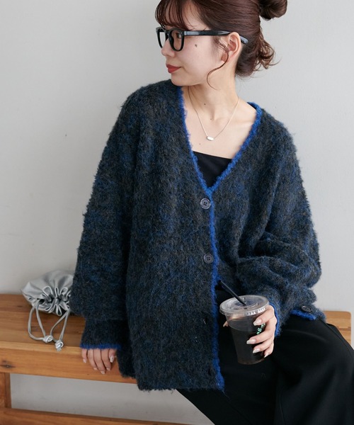 DISCOAT(ディスコート)の「【WEB限定】MIXブークレシャギー配色Vネックカーディガン(カーディガン/ボレロ・レディース・ブルー/ライトベージュ/チャコールグレー/マスタード/グレー/ピンク/グレイッシュベージュ/アイボリー/グレー系その他/ブラウン/グレー系その他4/ゴールド/ネイビー/ダークブルー/ブルー系その他・MEDIUM)」の6枚目の写真