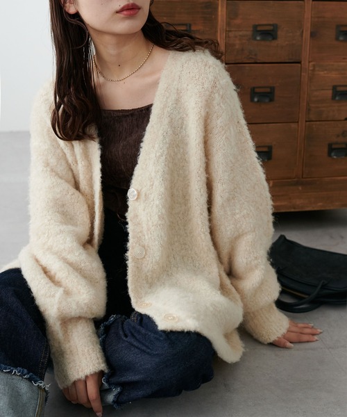 DISCOAT(ディスコート)の「【WEB限定】MIXブークレシャギー配色Vネックカーディガン(カーディガン/ボレロ・レディース・ブルー/ライトベージュ/チャコールグレー/マスタード/グレー/ピンク/グレイッシュベージュ/アイボリー/グレー系その他/ブラウン/グレー系その他4/ゴールド/ネイビー/ダークブルー/ブルー系その他・MEDIUM)」の21枚目の写真