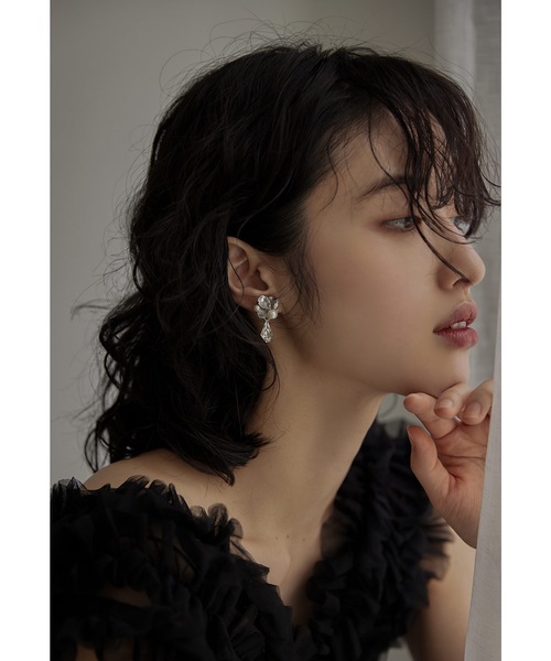 niana(ニアナ)の「ビジューパールイヤリング 結婚式 お呼ばれ フォーマル オケージョン ゴールド シルバー 大ぶり ボリューム 華やか(イヤリング・レディース・ゴールド/シルバー・FREE)」の3枚目の写真