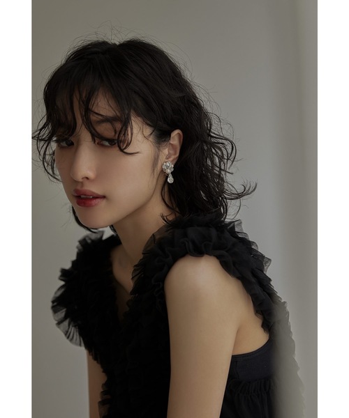 niana(ニアナ)の「ビジューパールイヤリング 結婚式 お呼ばれ フォーマル オケージョン ゴールド シルバー 大ぶり ボリューム 華やか(イヤリング・レディース・ゴールド/シルバー・FREE)」の6枚目の写真