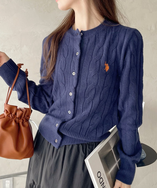 U.S. POLO ASSN.（ユーエスポロアッスン）の「【U.S. POLO ASSN. Ada.別注/ユーエスポロアッスン】ケーブルニットカーディガン（カーディガン/ボレロ・レディース・イエロー/ネイビー/ブラウン/オフホワイト/ブラック/レッド/ネイビー×ホワイト/グレー・S/M/L）」の13枚目の写真