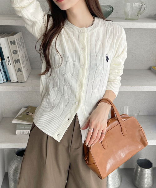 U.S. POLO ASSN.（ユーエスポロアッスン）の「【U.S. POLO ASSN. Ada.別注/ユーエスポロアッスン】ケーブルニットカーディガン（カーディガン/ボレロ・レディース・イエロー/ネイビー/ブラウン/オフホワイト/ブラック/レッド/ネイビー×ホワイト/グレー・S/M/L）」の10枚目の写真