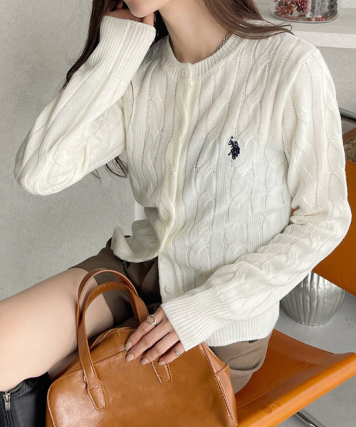 U.S. POLO ASSN.（ユーエスポロアッスン）の「【U.S. POLO ASSN. Ada.別注/ユーエスポロアッスン】ケーブルニットカーディガン（カーディガン/ボレロ・レディース・イエロー/ネイビー/ブラウン/オフホワイト/ブラック/レッド/ネイビー×ホワイト/グレー・S/M/L）」の11枚目の写真