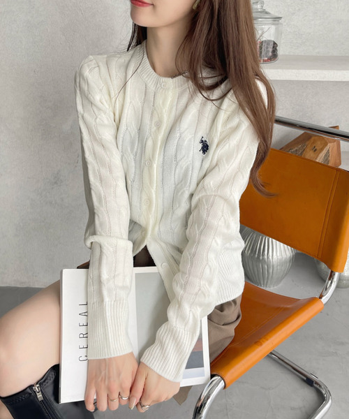 U.S. POLO ASSN.（ユーエスポロアッスン）の「【U.S. POLO ASSN. Ada.別注/ユーエスポロアッスン】ケーブルニットカーディガン（カーディガン/ボレロ・レディース・イエロー/ネイビー/ブラウン/オフホワイト/ブラック/レッド/ネイビー×ホワイト/グレー・S/M/L）」の15枚目の写真