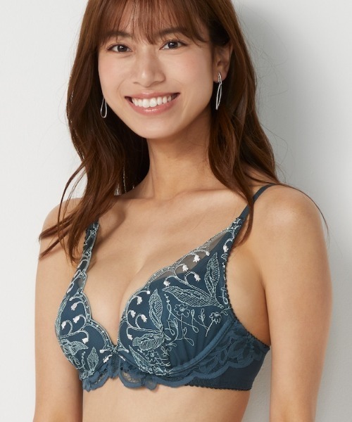 AMOSTYLE BY Triumph（アモスタイルバイトリンプ）の「夢みるブラ DeepV アモスタイル × マナミサクライ【E,Fカップ】 AMST1485 WHU JX（ブラジャー・レディース・ブルー/パープル/ピンク/ホワイト/ライム/ダークグリーン・E70/E65/E75/E80/F65/F70/F75）」の13枚目の写真