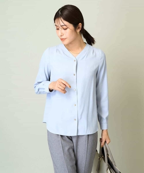 a.v.v（アーヴェヴェ）の「Vネックタックブラウス（シャツ/ブラウス・レディース・ネイビー/ダークインディゴブルー・40/38/42/36/34）」の21枚目の写真