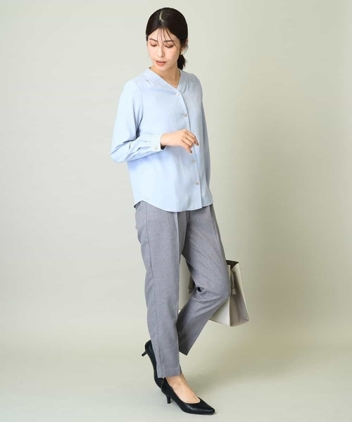a.v.v（アーヴェヴェ）の「Vネックタックブラウス（シャツ/ブラウス・レディース・ネイビー/ダークインディゴブルー・40/38/42/36/34）」の18枚目の写真