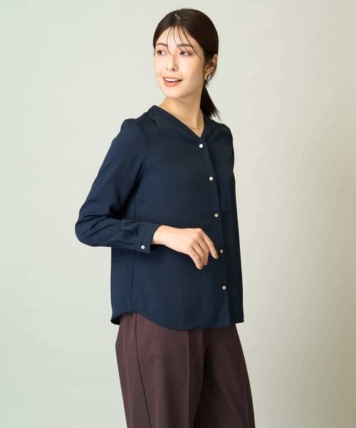 a.v.v（アーヴェヴェ）の「Vネックタックブラウス（シャツ/ブラウス・レディース・ネイビー/ダークインディゴブルー・40/38/42/36/34）」の15枚目の写真