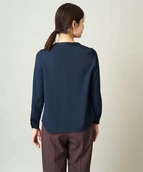 a.v.v（アーヴェヴェ）の「Vネックタックブラウス（シャツ/ブラウス・レディース・ネイビー/ダークインディゴブルー・40/38/42/36/34）」の8枚目の写真