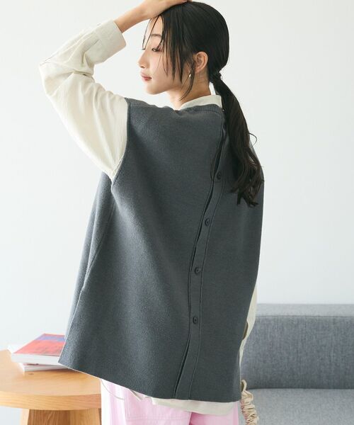 CRAFT STANDARD BOUTIQUE(クラフトスタンダードブティック)の「とてもちクルーネックバックボタンベスト(ベスト・レディース・グレー系その他2/レッド/アイボリー/ブラック・FREE)」の4枚目の写真