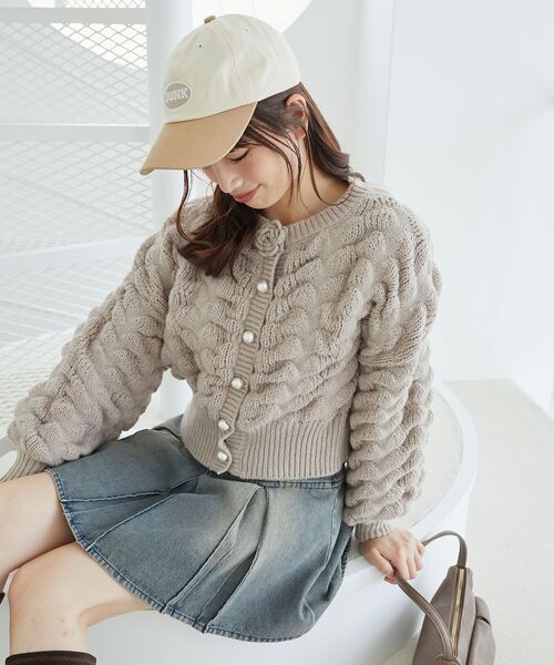 MAJESTIC LEGON（マジェスティックレゴン）の「ポコポコフラワーニットカーデ（ニット/セーター・レディース・ベージュ/グレー/アイボリー・MEDIUM）」の3枚目の写真