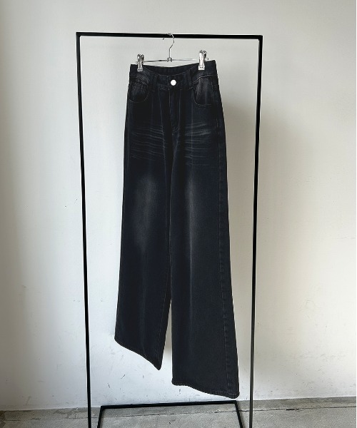 ad thie(アドティエ)の「【ZOZO限定】ウォッシュ加工 ストレートデニム(デニムパンツ・レディース・ブラック・MEDIUM/SMALL)」の2枚目の写真