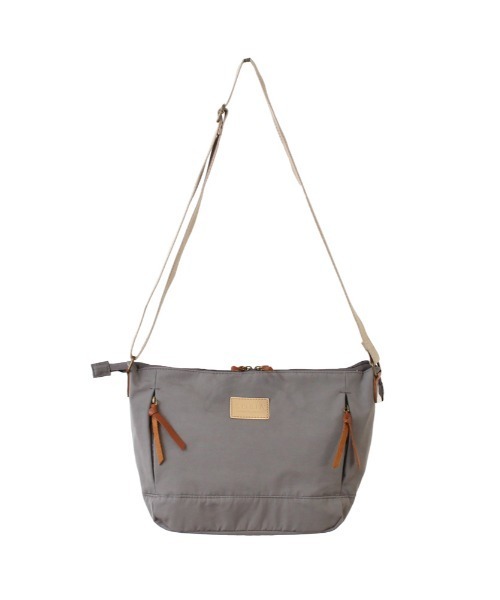 and it_（アンドイット）の「多収納にこだわった大人はっ水ショルダー（ショルダーバッグ・レディース・ブラック/ピンク系その他/グレー/セージグリーン・FREE）」の2枚目の写真