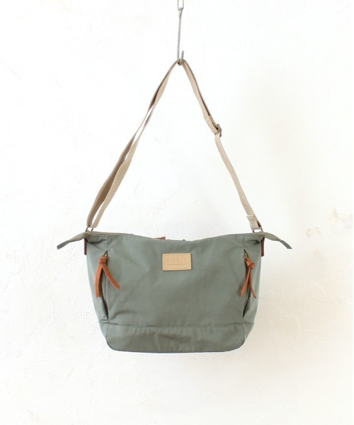 and it_（アンドイット）の「多収納にこだわった大人はっ水ショルダー（ショルダーバッグ・レディース・ブラック/ピンク系その他/グレー/セージグリーン・FREE）」の3枚目の写真