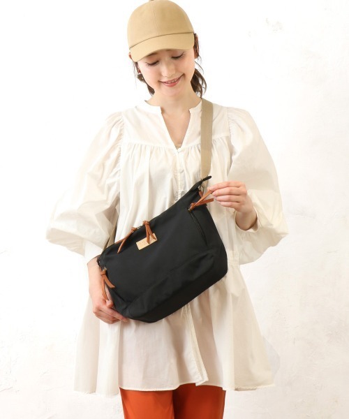 and it_（アンドイット）の「多収納にこだわった大人はっ水ショルダー（ショルダーバッグ・レディース・ブラック/ピンク系その他/グレー/セージグリーン・FREE）」の5枚目の写真