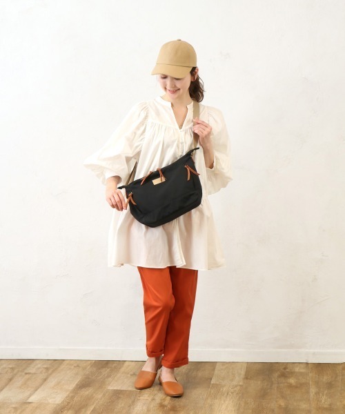 and it_（アンドイット）の「多収納にこだわった大人はっ水ショルダー（ショルダーバッグ・レディース・ブラック/ピンク系その他/グレー/セージグリーン・FREE）」の6枚目の写真