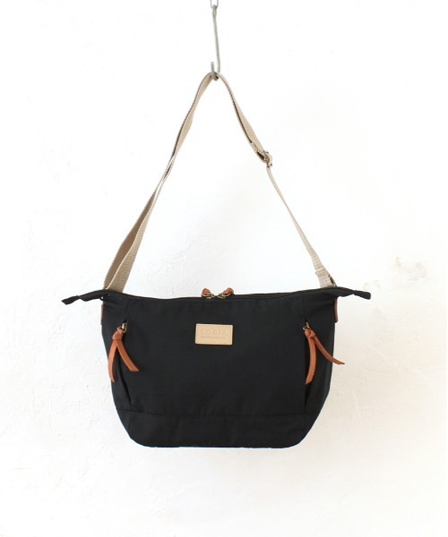 and it_（アンドイット）の「多収納にこだわった大人はっ水ショルダー（ショルダーバッグ・レディース・ブラック/ピンク系その他/グレー/セージグリーン・FREE）」の7枚目の写真