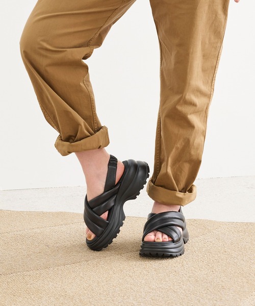 ing（イング）の「厚底クロスベルトスポーツサンダル（サンダル・レディース・ベージュ/ブラック・M/L/S）」の2枚目の写真