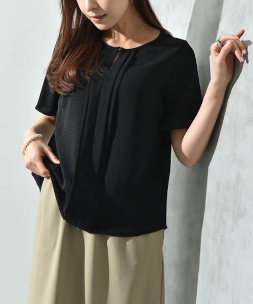 INTERPLANET（インタープラネット）の「【接触冷感・UV】ポーラメタルパーツタックブラウス（シャツ/ブラウス・レディース・ブラック/オフホワイト/ブルー/イエロー・FREE）」の2枚目の写真