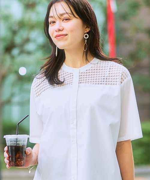 SMILE LAND（スマイルランド）の「＜大きいサイズ＞ ゆるシルエットヨークレースデザインブラウス（シャツ/ブラウス・レディース・オフホワイト/ブラック・L/LL/3L/4L/5L）」の2枚目の写真