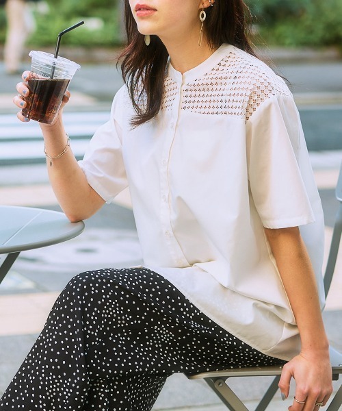 SMILE LAND（スマイルランド）の「＜大きいサイズ＞ ゆるシルエットヨークレースデザインブラウス（シャツ/ブラウス・レディース・オフホワイト/ブラック・L/LL/3L/4L/5L）」の3枚目の写真