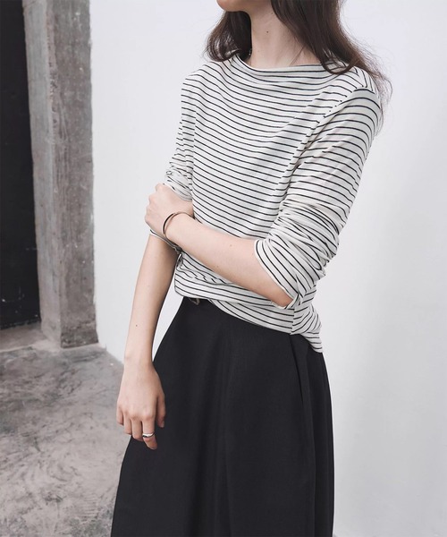 tageechita（タジチタ）の「【tageechita】ウールブレンドベーシック ボートネック Tシャツ（Tシャツ/カットソー・レディース・グレイッシュベージュ/グレー/ブラック×ホワイト・S/M/L）」の2枚目の写真