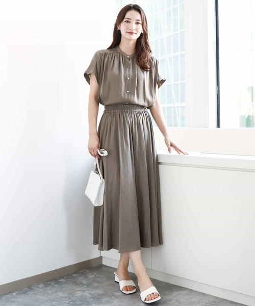 MK MICHEL KLEIN（エムケーミッシェルクラン）の「バンドカラーサテンブラウス/接触冷感/洗える（シャツ/ブラウス・レディース・ダークグレー/カーキ/ミント/モカ/ピンク・38）」の21枚目の写真