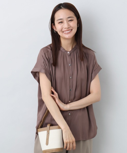 MK MICHEL KLEIN（エムケーミッシェルクラン）の「バンドカラーサテンブラウス/接触冷感/洗える（シャツ/ブラウス・レディース・ダークグレー/カーキ/ミント/モカ/ピンク・38）」の2枚目の写真