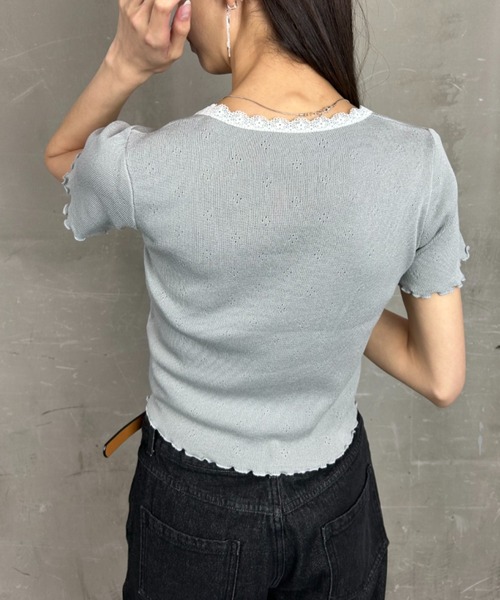 tolene(トレネ)の「配色レースパイピング フロントリボン 透かし編 ショート丈 半袖メロー使いトップス(ニット/セーター・レディース・ブラック/ホワイト/ライトグレー・FREE)」の4枚目の写真