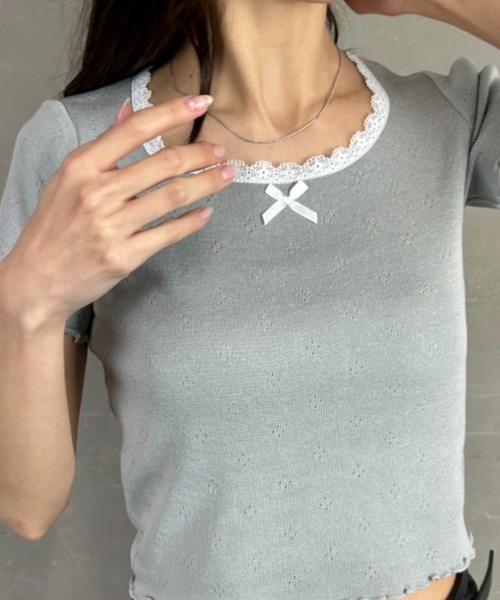 tolene(トレネ)の「配色レースパイピング フロントリボン 透かし編 ショート丈 半袖メロー使いトップス(ニット/セーター・レディース・ブラック/ホワイト/ライトグレー・FREE)」の11枚目の写真