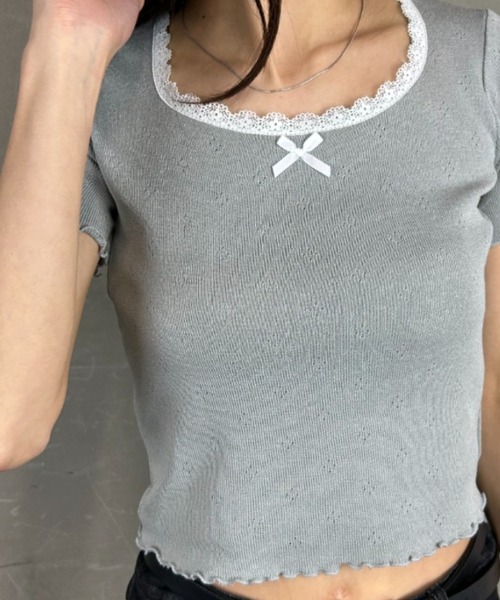 tolene(トレネ)の「配色レースパイピング フロントリボン 透かし編 ショート丈 半袖メロー使いトップス(ニット/セーター・レディース・ブラック/ホワイト/ライトグレー・FREE)」の10枚目の写真