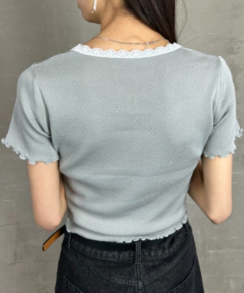 tolene(トレネ)の「配色レースパイピング フロントリボン 透かし編 ショート丈 半袖メロー使いトップス(ニット/セーター・レディース・ブラック/ホワイト/ライトグレー・FREE)」の5枚目の写真