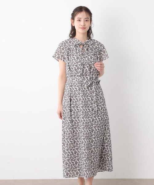 LAURA ASHLEY(ローラアシュレイ)の「【コットン100%/洗える/同柄アイテムあり】ハーゲート リーブス柄 ボウタイワンピース(ワンピース・レディース・ライトイエロー系1/ブラウン系1・38/40)」の2枚目の写真