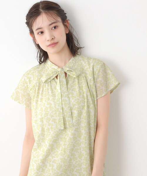 LAURA ASHLEY(ローラアシュレイ)の「【コットン100%/洗える/同柄アイテムあり】ハーゲート リーブス柄 ボウタイワンピース(ワンピース・レディース・ライトイエロー系1/ブラウン系1・38/40)」の3枚目の写真