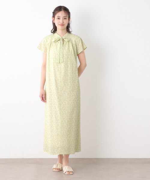 LAURA ASHLEY(ローラアシュレイ)の「【コットン100%/洗える/同柄アイテムあり】ハーゲート リーブス柄 ボウタイワンピース(ワンピース・レディース・ライトイエロー系1/ブラウン系1・38/40)」の4枚目の写真