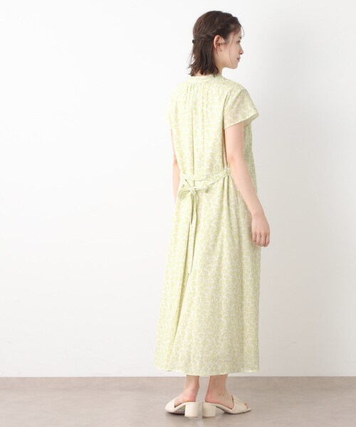 LAURA ASHLEY(ローラアシュレイ)の「【コットン100%/洗える/同柄アイテムあり】ハーゲート リーブス柄 ボウタイワンピース(ワンピース・レディース・ライトイエロー系1/ブラウン系1・38/40)」の5枚目の写真