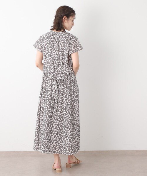 LAURA ASHLEY(ローラアシュレイ)の「【コットン100%/洗える/同柄アイテムあり】ハーゲート リーブス柄 ボウタイワンピース(ワンピース・レディース・ライトイエロー系1/ブラウン系1・38/40)」の9枚目の写真