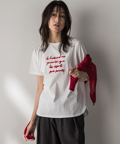 MAYSON GREY(メイソングレイ)の「ブラシ刺繍ロゴTシャツ≪手洗い可能≫(Tシャツ/カットソー・レディース・ブラック/レッド/オフホワイト・M)」の1枚目の写真