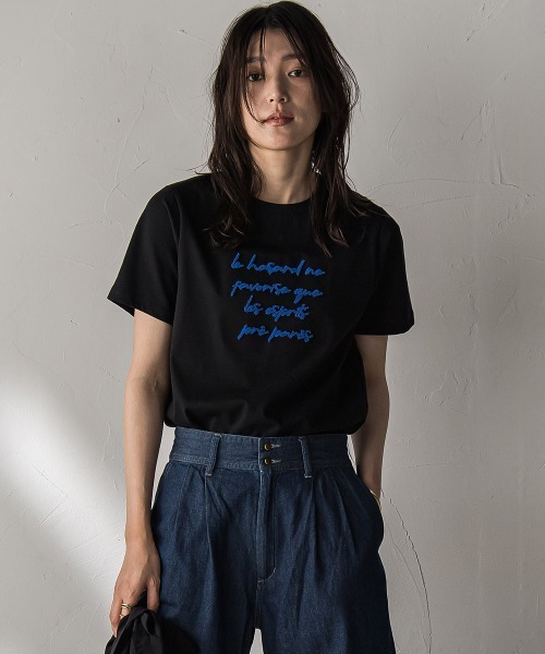 MAYSON GREY(メイソングレイ)の「ブラシ刺繍ロゴTシャツ≪手洗い可能≫(Tシャツ/カットソー・レディース・ブラック/レッド/オフホワイト・M)」の2枚目の写真